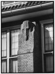 837732 Afbeelding van een terracotta kop van een wachter , vervaardigd door de beeldhouwer W.C. Brouwer, op een ...